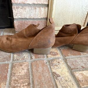 American Eagle Outfitters Tan Suede Ankle Booties